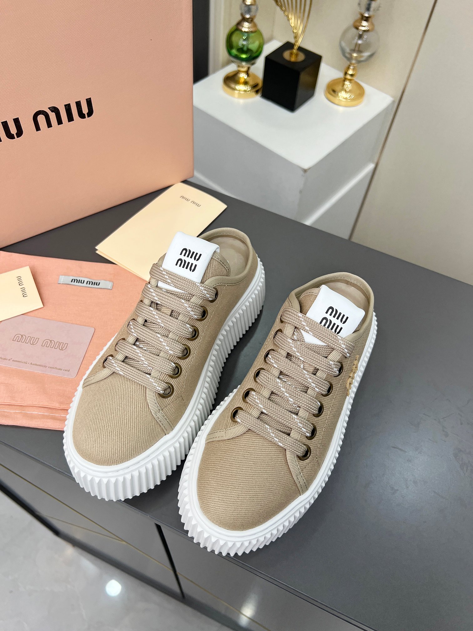 2025春夏時尚新品，厚底輕便增高小白鞋