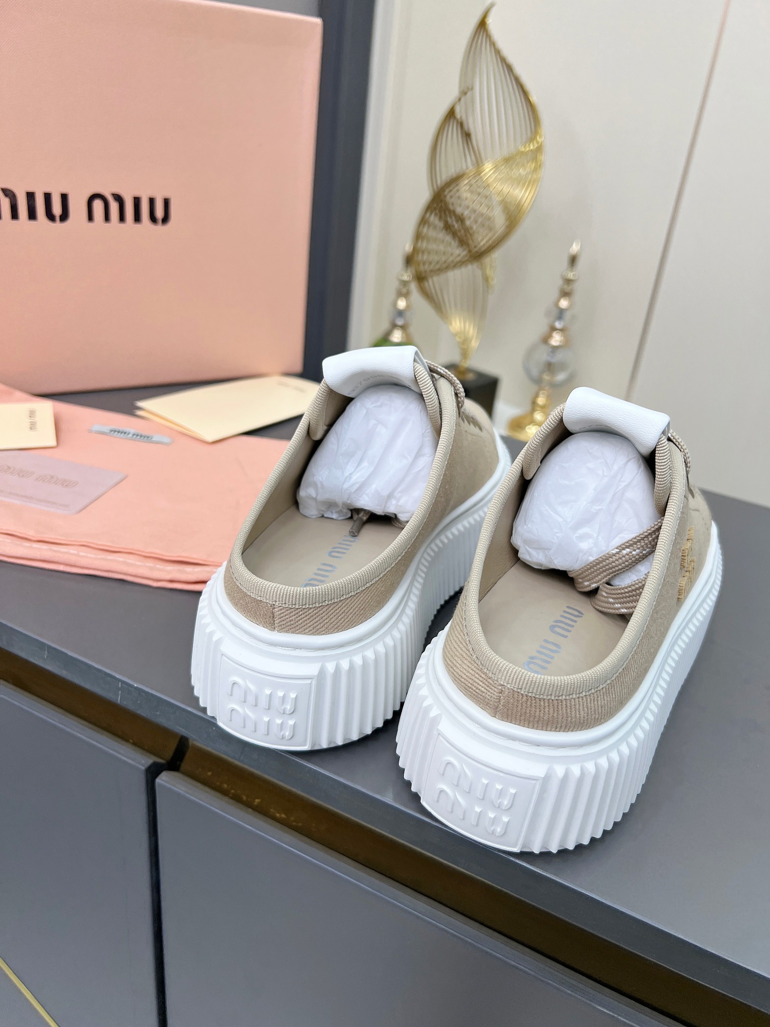 2025春夏時尚新品，厚底輕便增高小白鞋