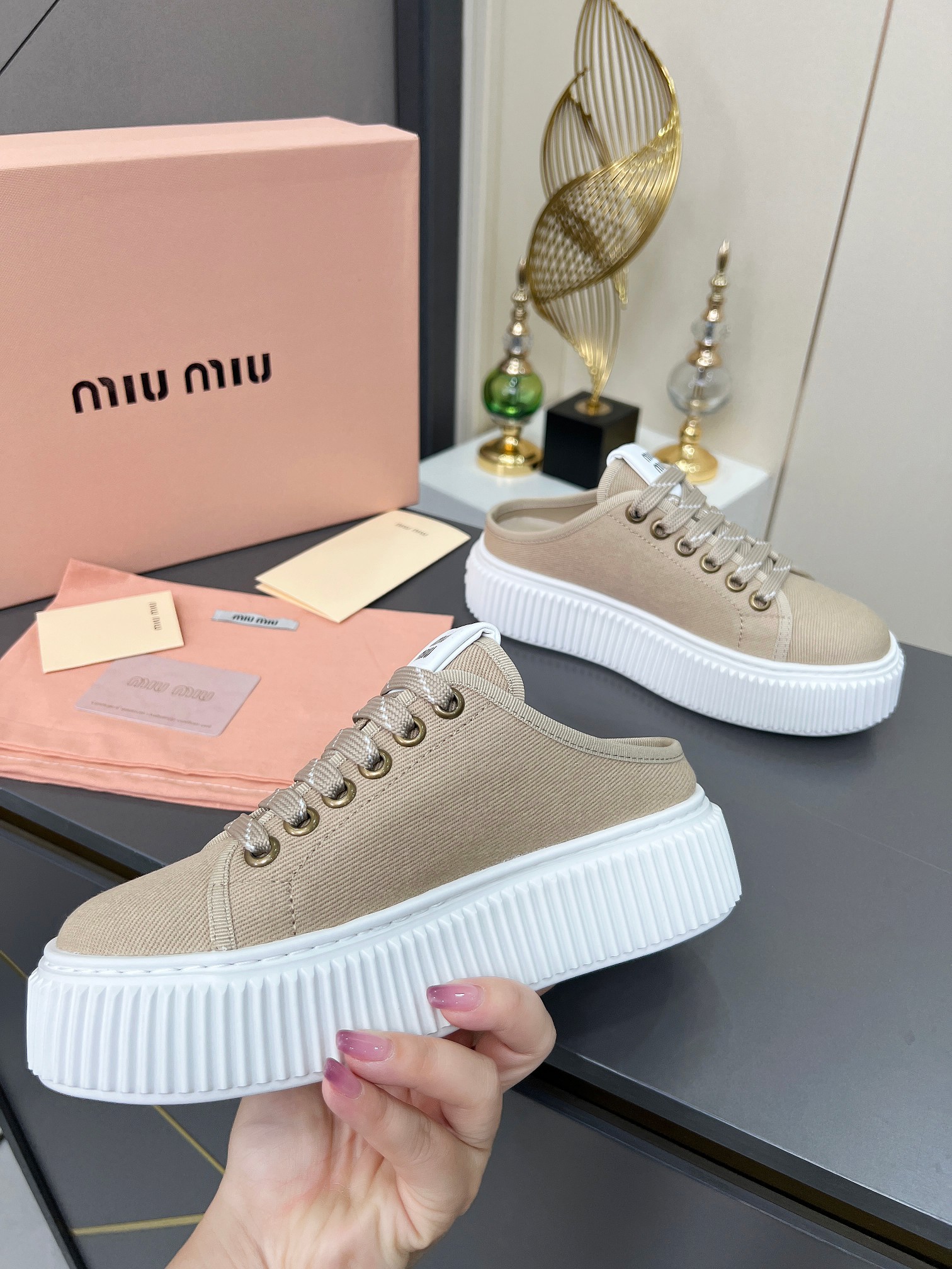 2025春夏時尚新品，厚底輕便增高小白鞋