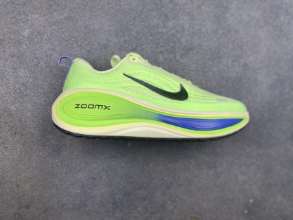 Nike Vomero Plus Zoom 舒適貼合 邁柔透氣回彈跑步鞋