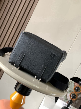 L0ewe新款XS 郵差包 military messenger經典 信使包